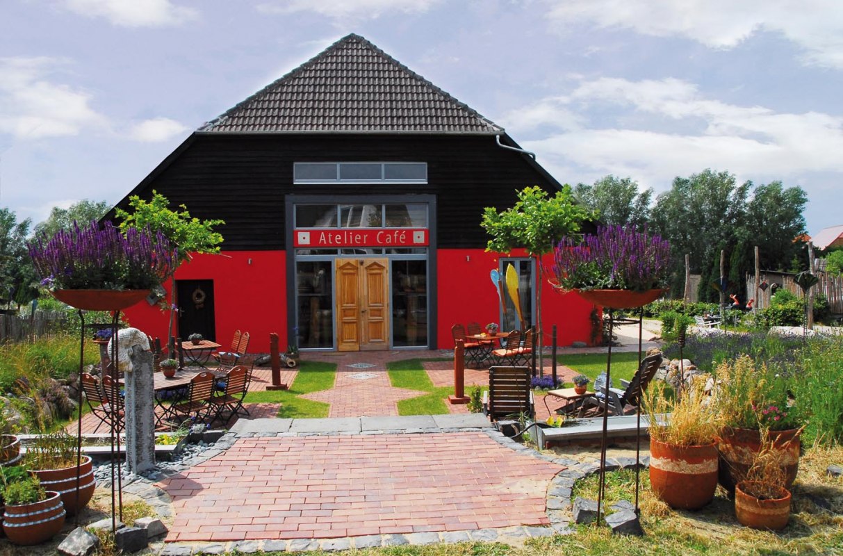 De stijlvol verbouwde schuur in Sembzin is een ontspanningsoord voor liefhebbers van kunst en culinaire hoogstandjes. // &copy; M. Cremer