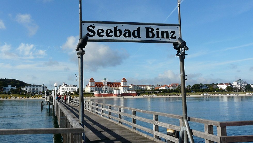 Het uitzicht op het silhouet van Binz vanaf de pier staat garant voor een prachtig panorama. // © Gemeinde Ostseebad Binz - Kurverwaltung Het uitzicht op het silhouet van Binz vanaf de pier staat garant voor een prachtig panorama. // © Gemeinde Ostseebad Binz - Kurverwaltung