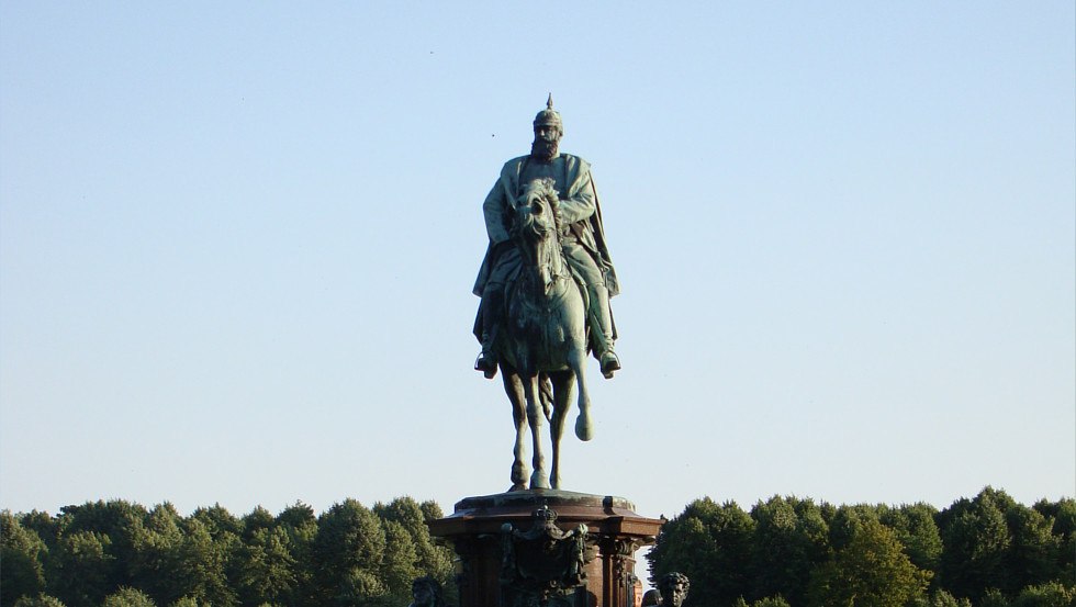 Het ruiterstandbeeld in de paleistuin in het avondlicht, © Tourismusverband Mecklenburg-Schwerin