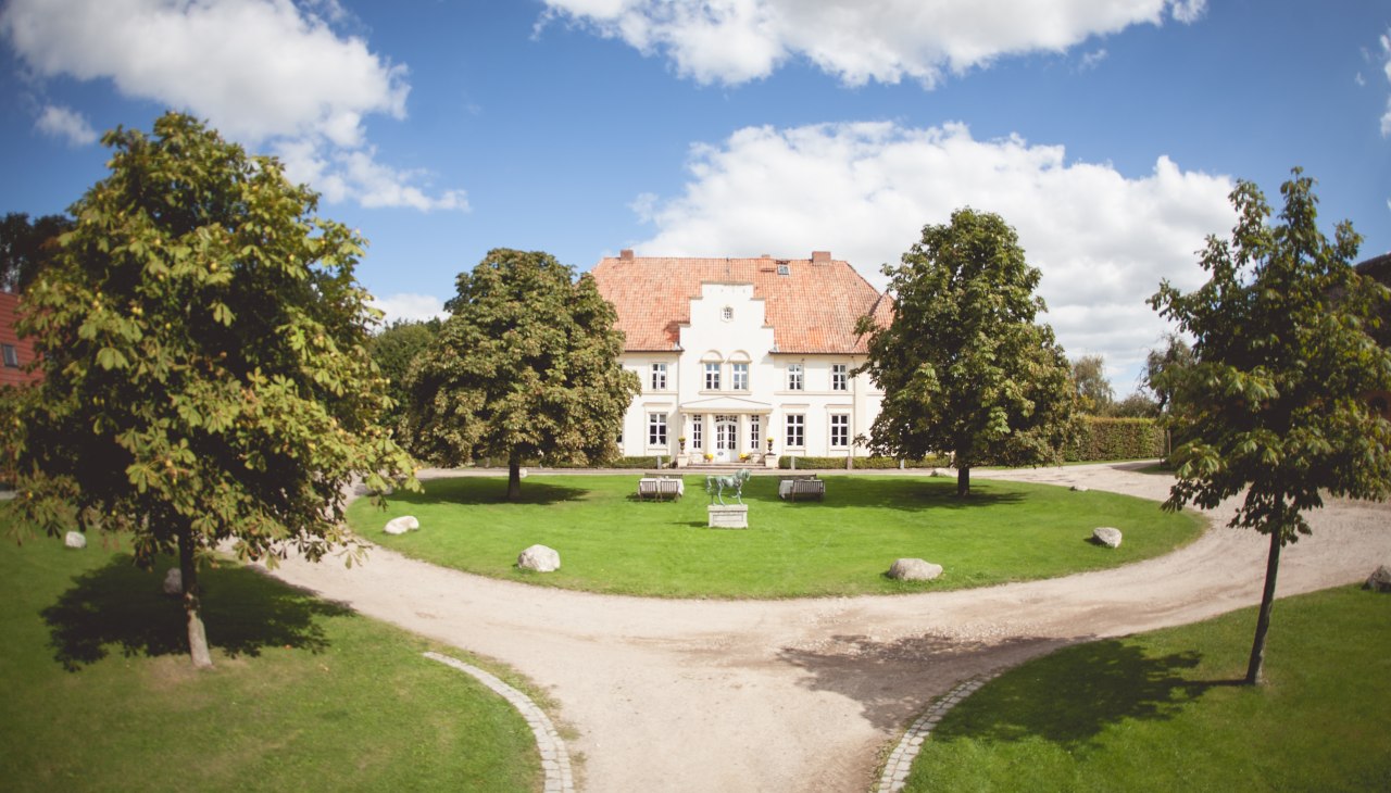 Widok z zewnątrz na posiadłość Klein Nienhagen, © Gut Klein Nienhagen / Anne Karsten