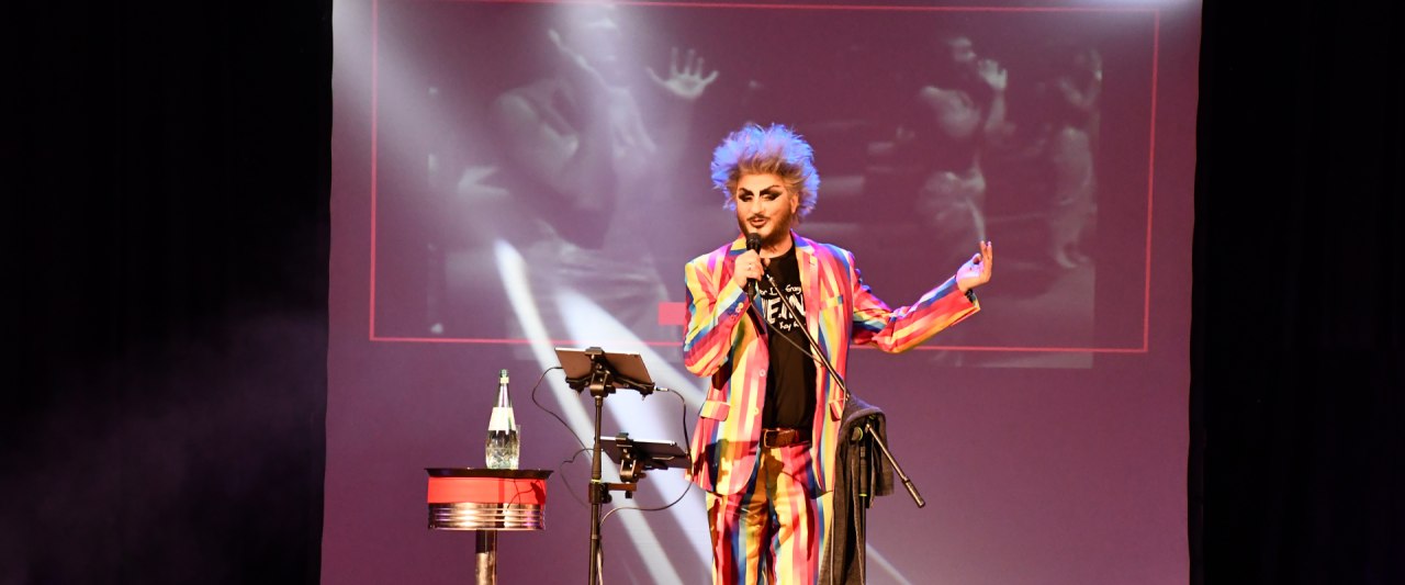 Kay Ray Comedy in het Theater Schiefe Ebene Neustrelitz // © Theater Schiefe Ebene Kay Ray Comedy in het Theater Schiefe Ebene Neustrelitz // © Theater Schiefe Ebene
