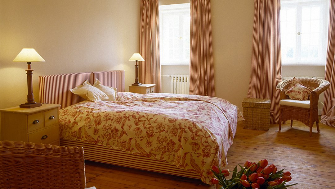 Uitzicht op een tweepersoonskamer van een suite voor 6 personen, © Jagdschloss Bellin