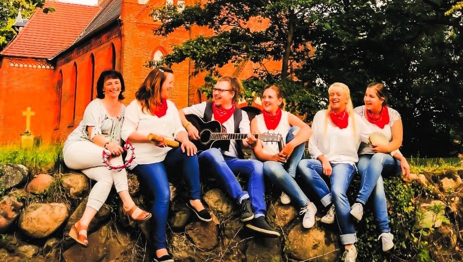 At the picnic concert, “Capo 9” will be accompanied by Jaana Duschinski (left) on the piano // © Sandra Harnack At the picnic concert, “Capo 9” will be accompanied by Jaana Duschinski (left) on the piano // © Sandra Harnack