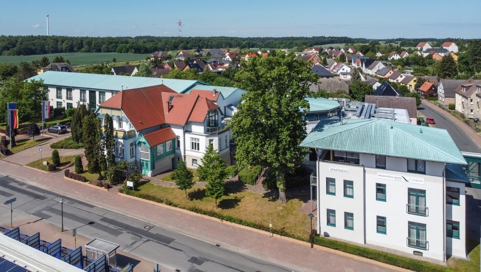 Luchtfoto van het Recknitz Valley Hotel Marlow, © Recknitztal-Hotel Marlow
