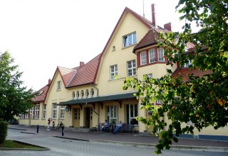 Widok stacji kolejowej z zewnątrz // © Sabrina Wittkopf-Schade Widok stacji kolejowej z zewnątrz // © Sabrina Wittkopf-Schade
