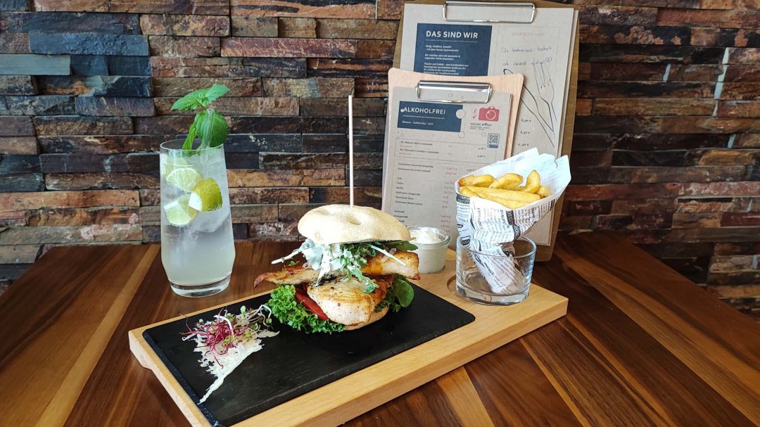 The chef's insider tip: the M7 Cesar Burger with fries. The marinated chicken and salad make the dish particularly light. If you want something heartier, you can order it with an extra fried egg., © B.Kästner/Stadtbäckerei Kühl