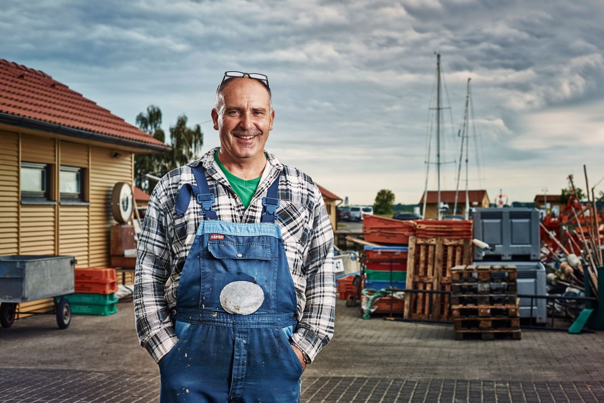 Visserijbedrijf Dirk Baumann, thuishaven Freest, lid van de visserijcoöperatie Freest e.G. // © MV-T@pocha.de Visserijbedrijf Dirk Baumann, thuishaven Freest, lid van de visserijcoöperatie Freest e.G. // © MV-T@pocha.de