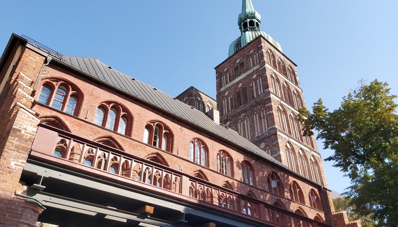 Balkon ratusza i kościół św. Mikołaja, © Tourismuszentrale Stralsund Balkon ratusza i kościół św. Mikołaja, © Tourismuszentrale Stralsund