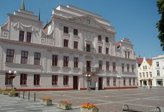 Ratusz w Güstrow z klasycystyczną fasadą, © Christoph Nahr