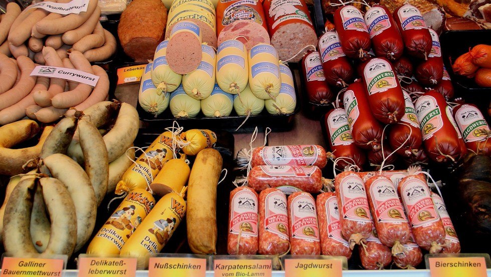 Naast groenten, salades en tomaten biedt de boerderijwinkel van Gut Gallin ook een uitgebreid assortiment vlees en worst., © Gut Gallin / Rasim