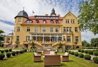 Widok na park i bursztynowy zamek Wendorf, © Schlosshotel Wendorf