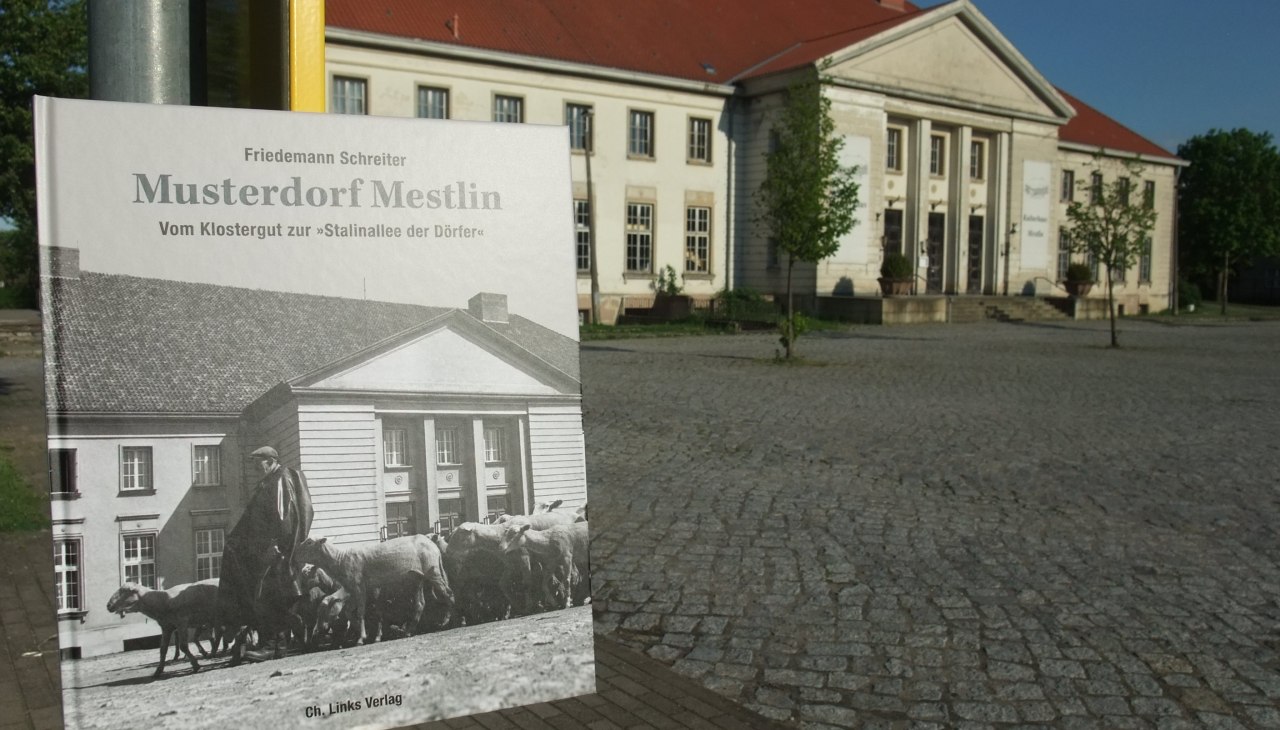 Musterdorf Mestlin, książka, autor Friedemann Schreiter, wydana przez Links Verlag, &copy; Claudia Stau&szlig;/DKM