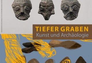© Doppelgesichtiger Skulptur-Kopf aus der Slawenzeit. Kupferlegierung. 3,1 x 2,3 x 2,5 cm. Fundort: Alt-Tellin LAKD M-V, Landesarchäologie, Foto: Andreas Paasch   Christine Lengtat: Foot Tales. digitale Collage / Zeichnung. 2024