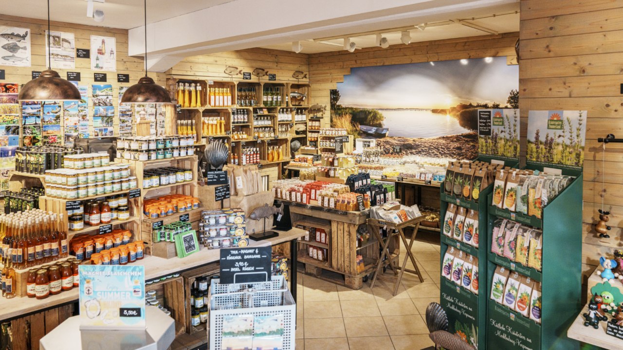 Island shopping in Sassnitz town harbor. // &copy; R&uuml;genmarkt - Das Original