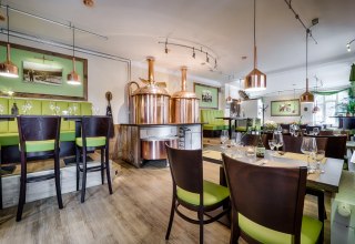 Enjoy your food and drinks in the immediate vicinity of the copper-colored brew kettle and in a beautiful and friendly ambience. // © Darßer BRAUHAUS Enjoy your food and drinks in the immediate vicinity of the copper-colored brew kettle and in a beautiful and friendly ambience. // © Darßer BRAUHAUS