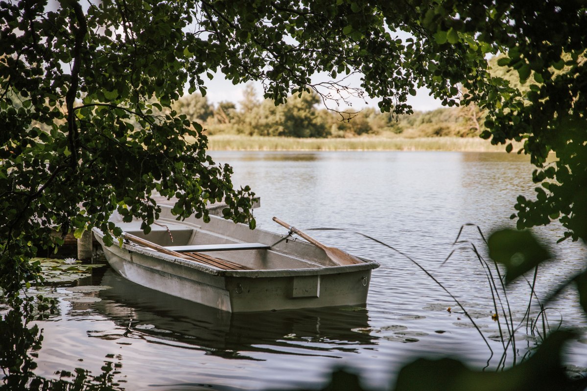 Een boot voor een pauze op het meer // © Gutshaus Gremmelin Een boot voor een pauze op het meer // © Gutshaus Gremmelin