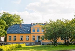 Das Gutshaus frontal fotografiert. // &copy; Frank Burger