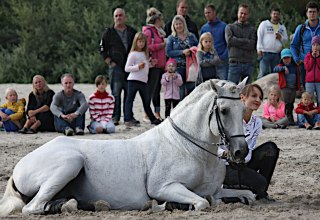 Optreden op het strand van R&uuml;gen., &copy; Pferdetheater/Detlef Witt
