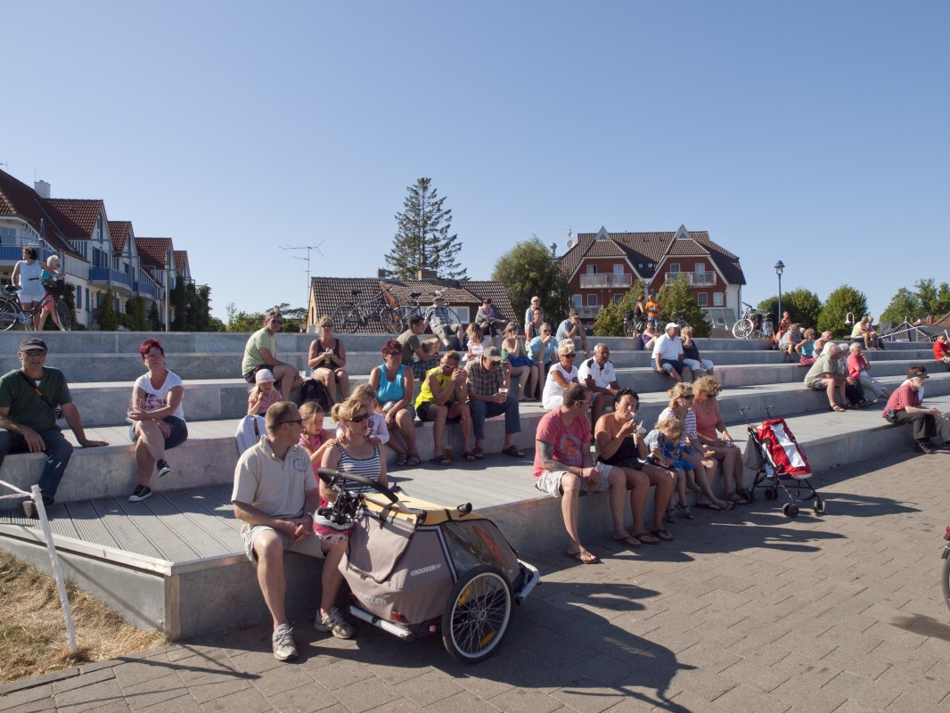 Zingst harbor - ideal place to relax. Harbor concerts provide entertainment here. // © Frank Burger Zingst harbor - ideal place to relax. Harbor concerts provide entertainment here. // © Frank Burger