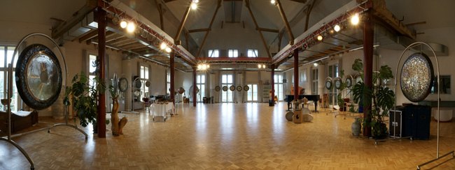 Gongs in het Klanghaus am See, © Europäische Akademie der Heilenden Künste