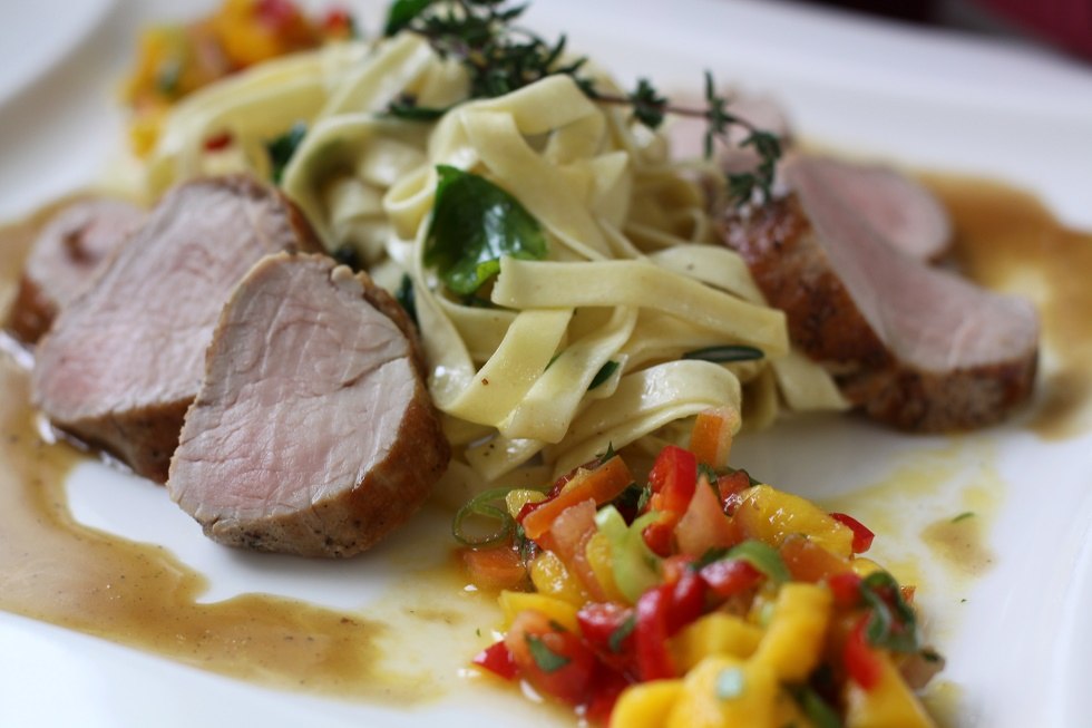 Pork tenderloin with chili mango salsa // &copy; Andreas Meenke