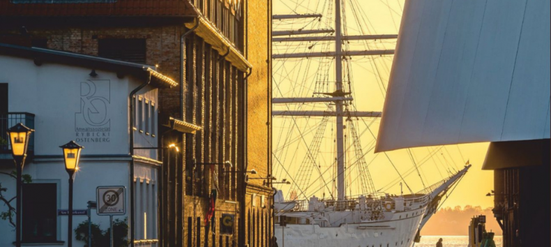 View of the Gorch Fock in the harbor // &copy; Ekkehard Gnadler, Fotocommunity Stralsund