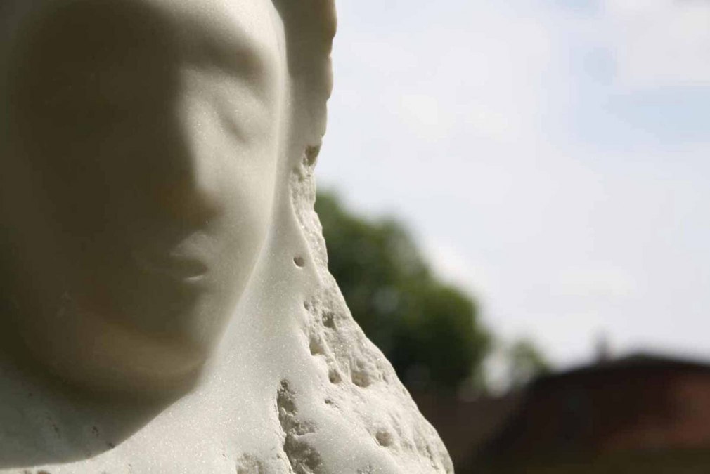 Anne-Katrin Altwein: Allonge. Marmer. Atelier ARQUOIA tentoonstelling en beeldentuin in Ivenack, © Foto: Raphael Wolf