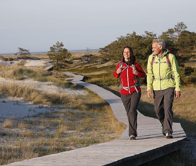 Nagrodzona drewniana ścieżka: wiele ścieżek prowadzi bezpośrednio do morza na Darß, © TVFDZ/outdoor-visions.com