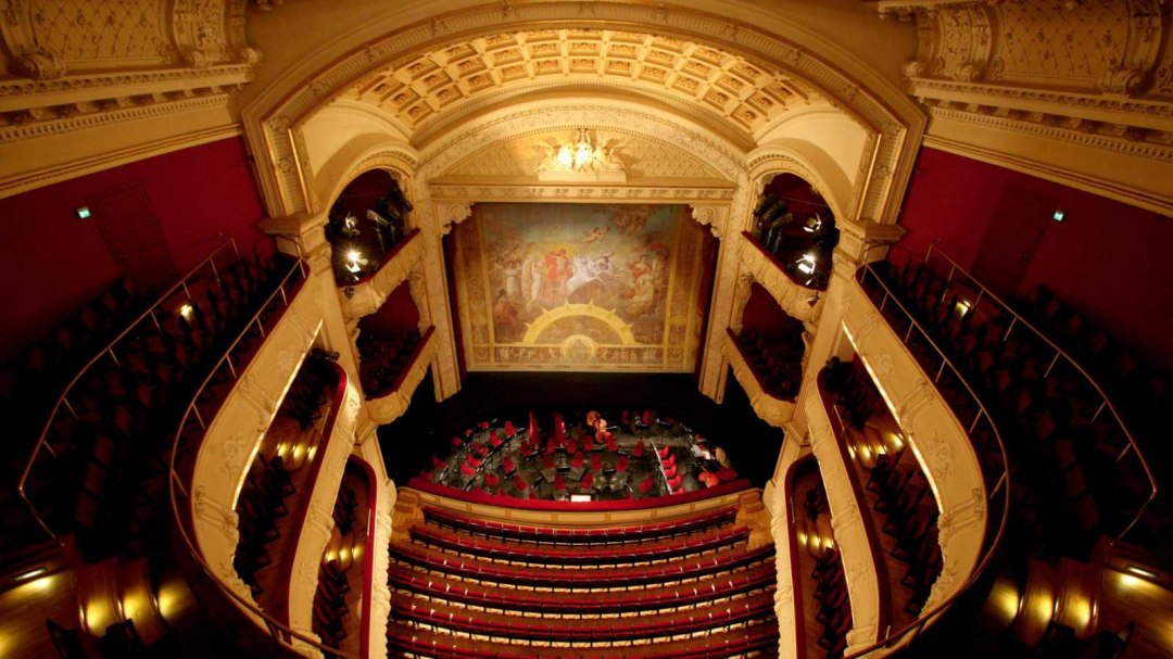 Widok z górnych kondygnacji na widownię i scenę głównego audytorium Teatru Państwowego Meklemburgii-Schwerin., © Mecklenburgisches Staatstheater