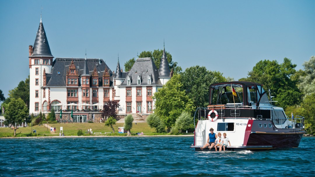 Z łodzią mieszkalną na rzece Müritz przed zamkiem Klink, © Yachtcharter Schulz