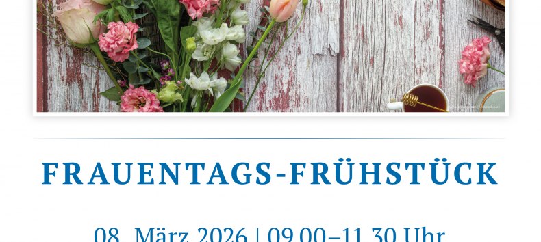 Een liefdevol gedekte ontbijttafel met verse broodjes, vleeswaren, fruit en yoghurt, helder en uitnodigend., &copy; spreepiraten&reg;