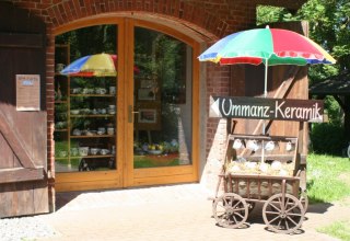 Wózek załadowany ceramiką wskazuje drogę do sklepu garncarskiego, © Ummanz-Keramik/Schmorell