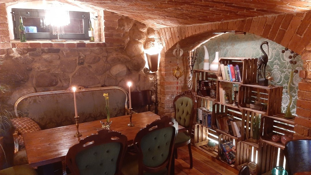 Gezellige zithoek met boekenplank, © Tina Schönfeld