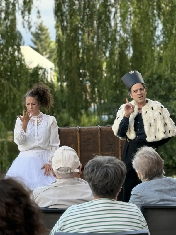 Tur Tur Theater on an Elde raft tour // &copy; Bina Inge-Tretow