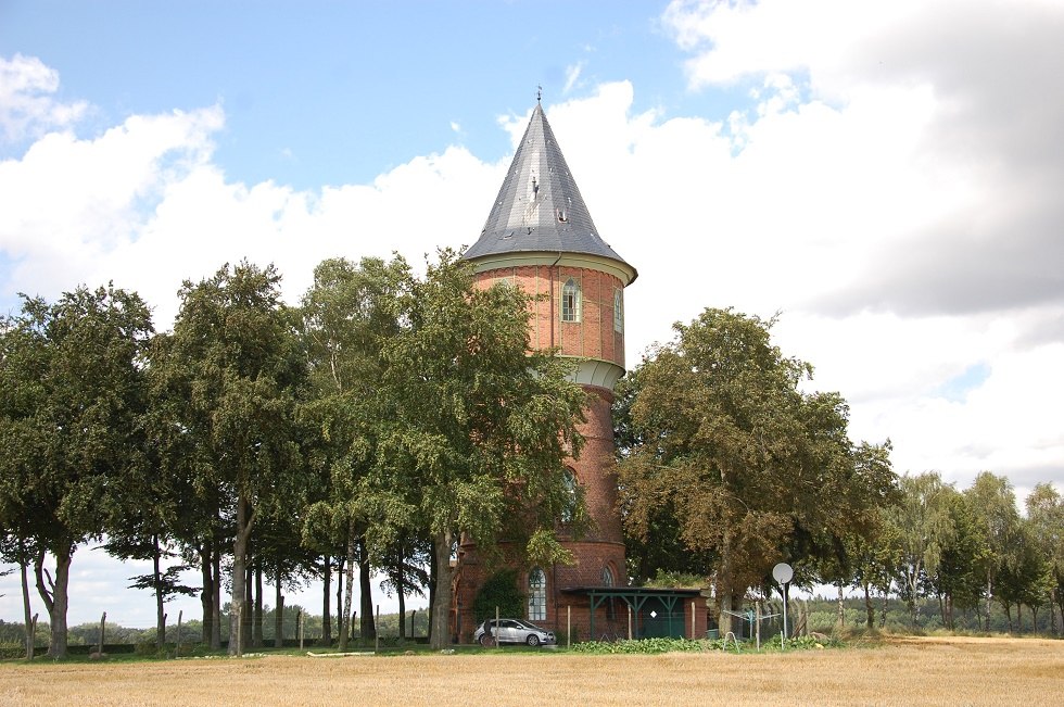 Goed verborgen achter bomen is de watertoren in eerste instantie nauwelijks zichtbaar. // © Gabriele Skorupski Goed verborgen achter bomen is de watertoren in eerste instantie nauwelijks zichtbaar. // © Gabriele Skorupski