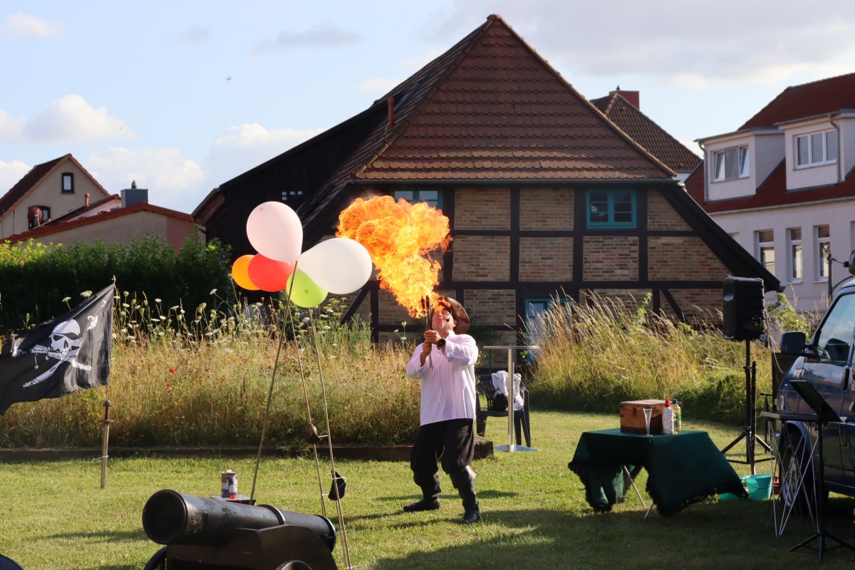 Fire artist Captain Heinrich Tarnewitz in action // &copy; Sabine St&ouml;ckmann