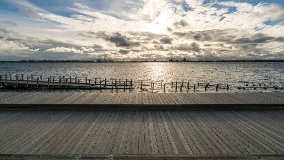 Zwemhelling in Altefähr met uitzicht op Stralsund // © Eigenbetrieb Hafen- und Tourismuswirtschaft Altefähr Zwemhelling in Altefähr met uitzicht op Stralsund // © Eigenbetrieb Hafen- und Tourismuswirtschaft Altefähr