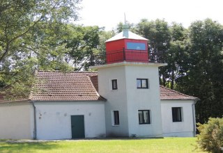 Zijaanzicht van de vuurtoren Gollwitz // &copy; Kurverwaltung Insel Poel