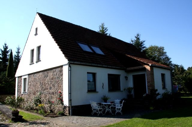 Main building, 30 m from the water, © W. Teifel