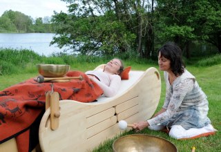 Martina Gl&auml;ser-B&ouml;hme na fali dźwiękowej przed domem dźwiękowym w Klein Jasedow, &copy; Martina Gl&auml;ser-B&ouml;hme