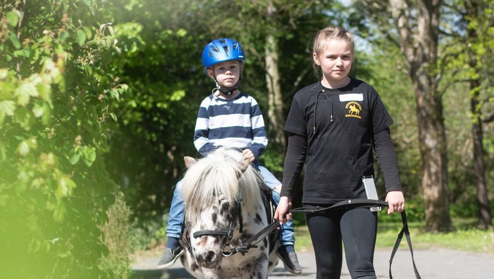 Guided pony ride or pony walk // © Bernsteinreiter Guided pony ride or pony walk // © Bernsteinreiter