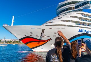 Verabschiedung von AIDA Schiffen im Hafen von Warnemünde // © Stefan Mertin Verabschiedung von AIDA Schiffen im Hafen von Warnemünde // © Stefan Mertin