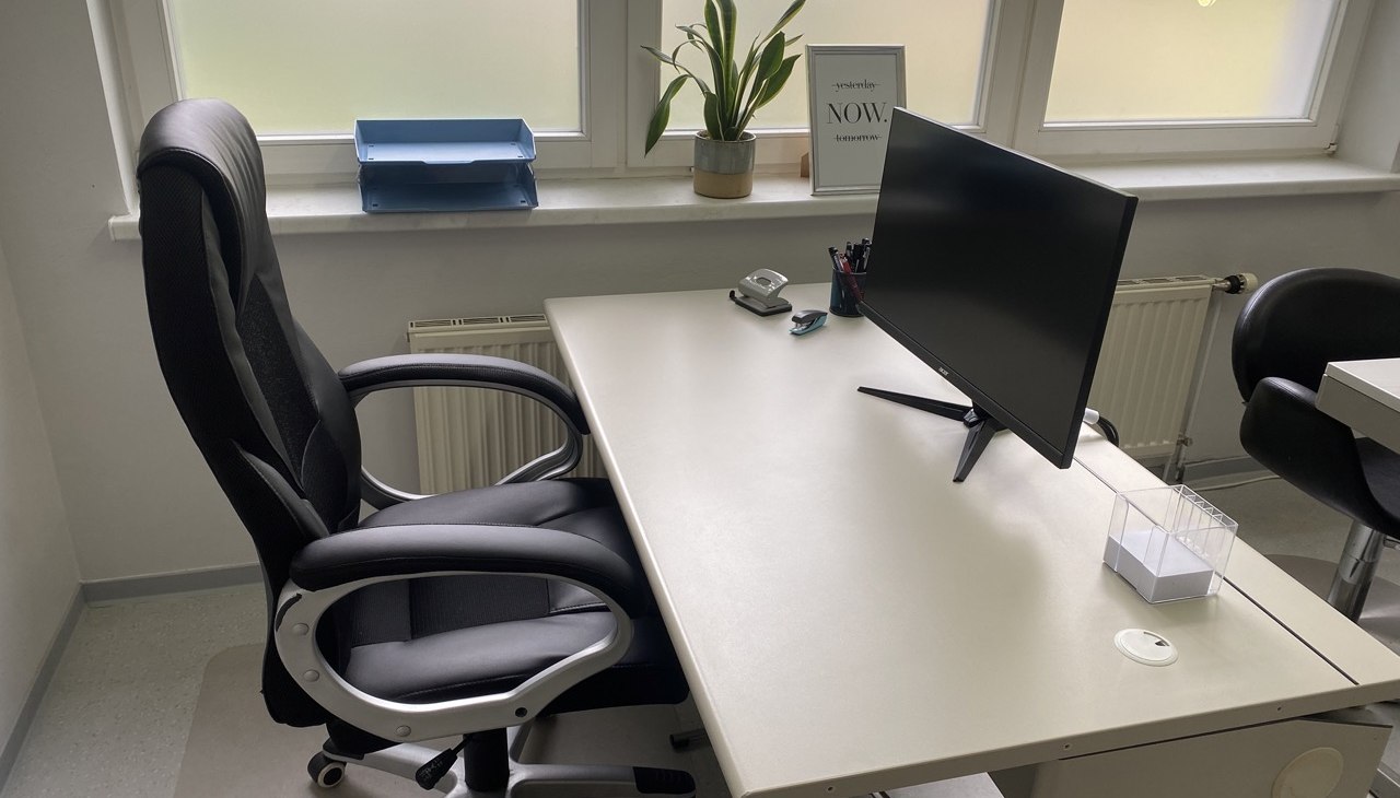 Stacja robocza do stałych rezerwacji z monitorem i opcjami podłączenia laptopa., © SG GmbH