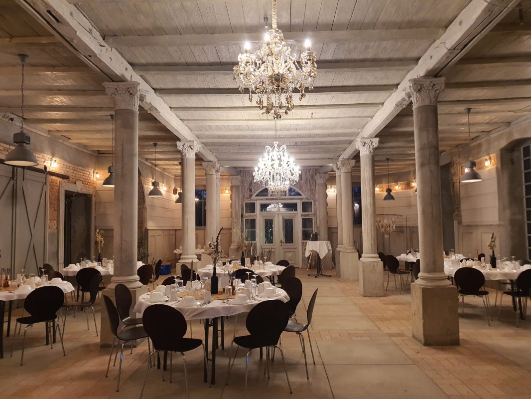 ...van binnen nu een feestzaal. // © Gudrun Pruß 2024 ...van binnen nu een feestzaal. // © Gudrun Pruß 2024