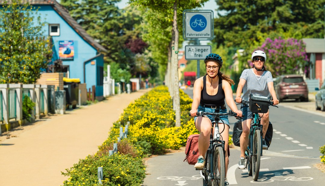 Fietsen over het fietspad door Waren.