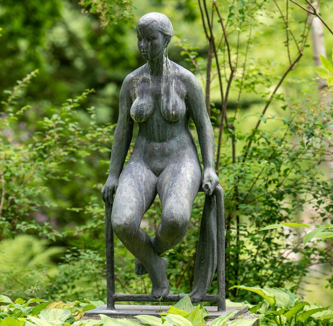 Skulptur einer sitzenden Frau im Zoo Rostock. // &copy; Zoo Rostock/ Dr&uuml;bbisch
