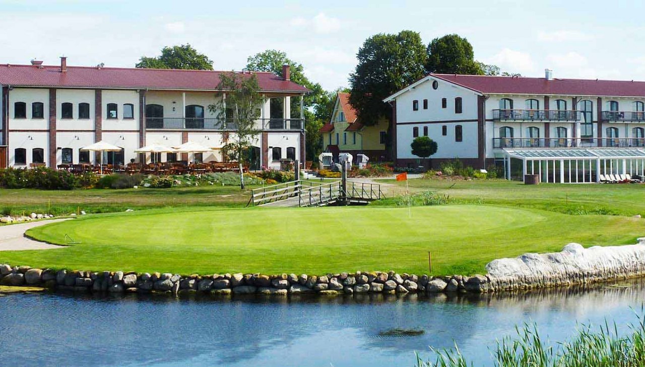 Widok z zewnątrz na Strelasund Golf Park, &copy; Golfpark Strelasund