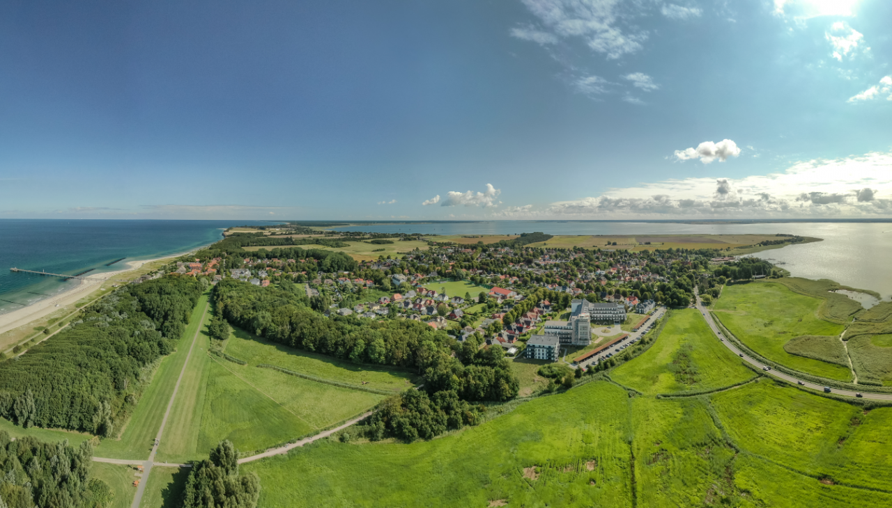 Kompleks apartament&oacute;w "Zwei Wasser" - Tw&oacute;j dom nad Morzem Bałtyckim w idyllicznym kurorcie bałtyckim Wustrow nad rzeką Dar&szlig;., &copy; K&K Ferienimmobilien GmbH & Co.KG