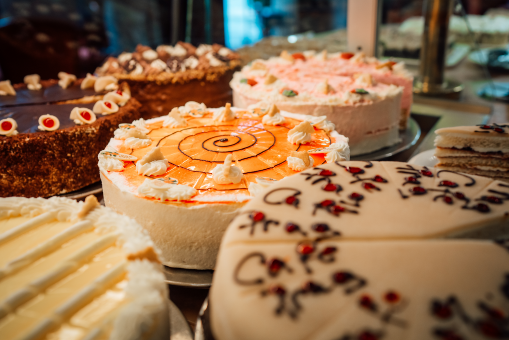 2025-04-25 09_21_36-Kuchen im Café Prag in Schwerin_1.jpg - IrfanView (Zoom_ 1569 x 1046), © TMV/ Tiemann