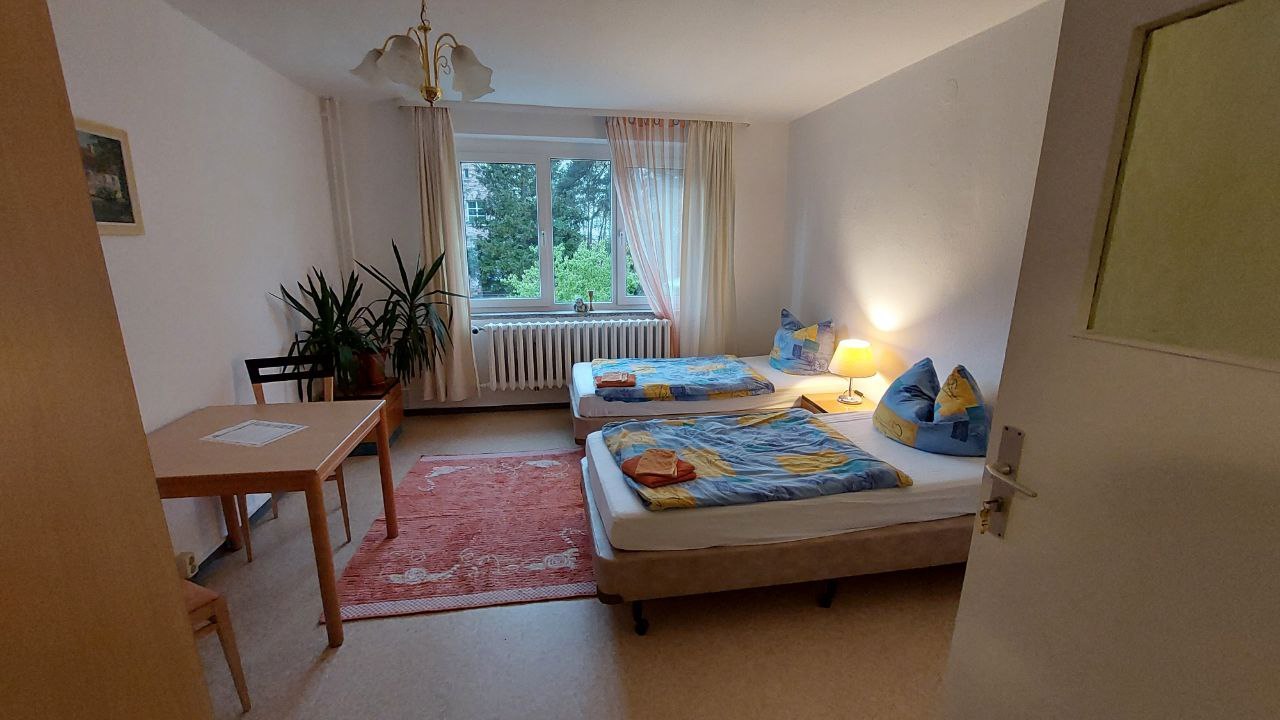 Pokój dwuosobowy z widokiem na hostel, © UrlaubmiteinAnders e.V. Pokój dwuosobowy z widokiem na hostel, © UrlaubmiteinAnders e.V.